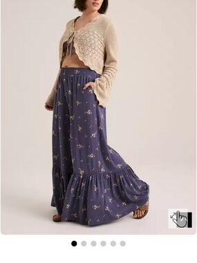 NWT Torrid Festi Floral Tiered Crinkle Gauze Pants in Dusty Blue - Size 4 Short